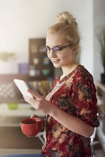 Mujer usando smartphone — Foto de Stock