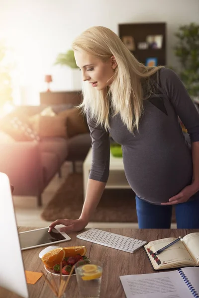 Kobieta w ciąży za pomocą cyfrowego tabletu — Zdjęcie stockowe