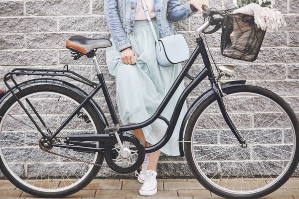 Patas de mujer con bicicleta —  Fotos de Stock