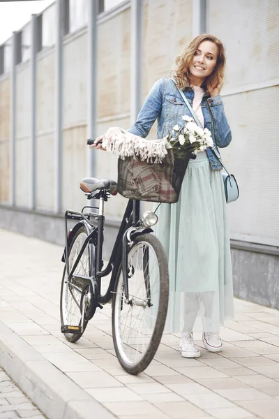 여자 자전거 산책 — 스톡 사진