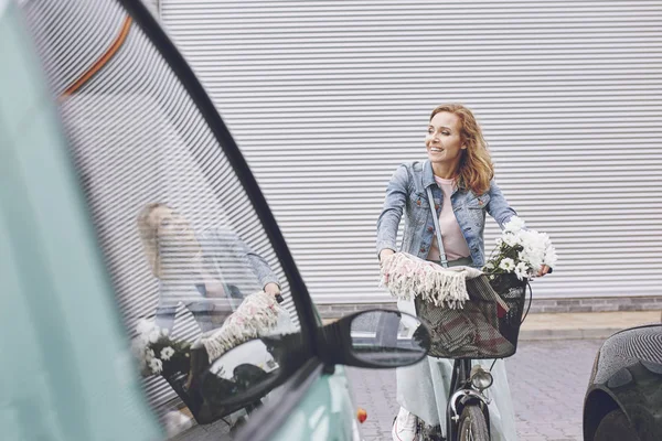 Vrouw op een fiets — Stockfoto