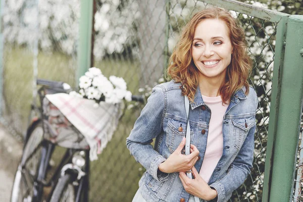 Smiling young woman — Stock Photo, Image