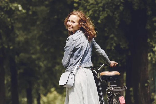 Mulher andando com bicicleta — Fotografia de Stock