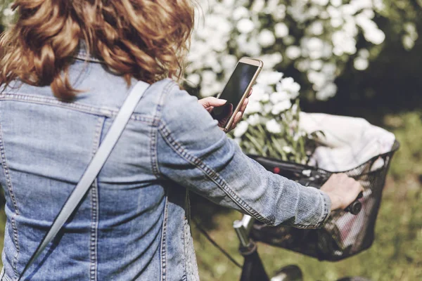 Woman using the mobile phone — Stock Photo, Image