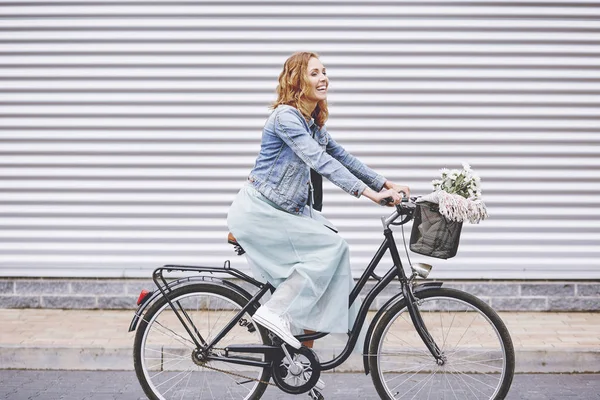 Велосипед їзда жінка — стокове фото