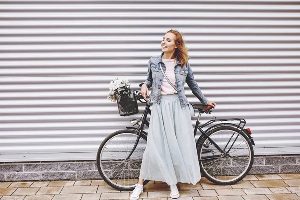 Femme à la mode avec vélo urbain — Photo