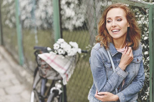 Giovane donna che ride — Foto Stock