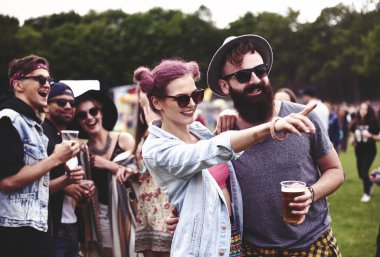 Çift ayakta kalabalık Müzik Festivali 