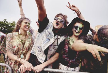 Sahne önünde dans arkadaş grubu