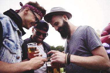 Yaz Festivali'nde konuşan adam 