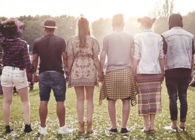 Arkadaşlar yaz festivalinde grup 