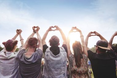 Bir grup insan kalp şekli gösterilen 