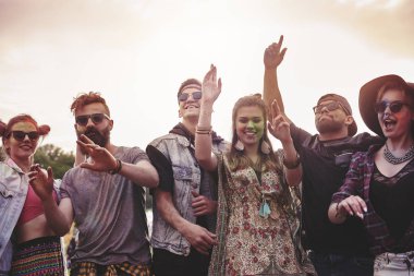 Arkadaşlar yaz festivalinde dans 