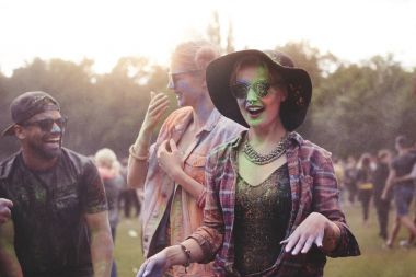 Holi Festivali dans eden arkadaşlar