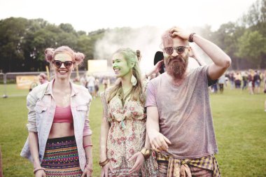 Gençler vardır iyi bir parti festivalde 