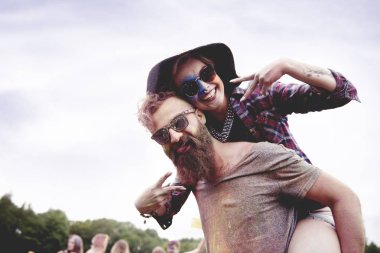 Onun kız arkadaşları sırtlama tutan adam