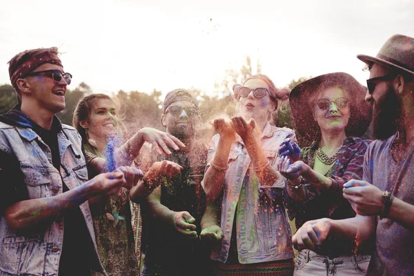 Holi Festivali kutlama arkadaş grubu 