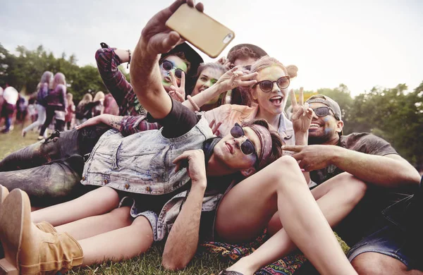 Amigos haciendo selfie en el festival de verano — Foto de Stock