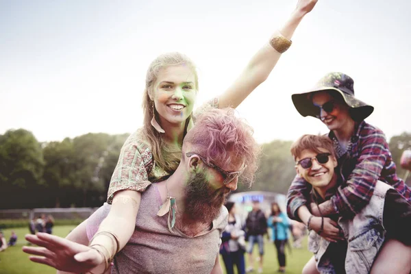 Holi Festivali çiftler dans 