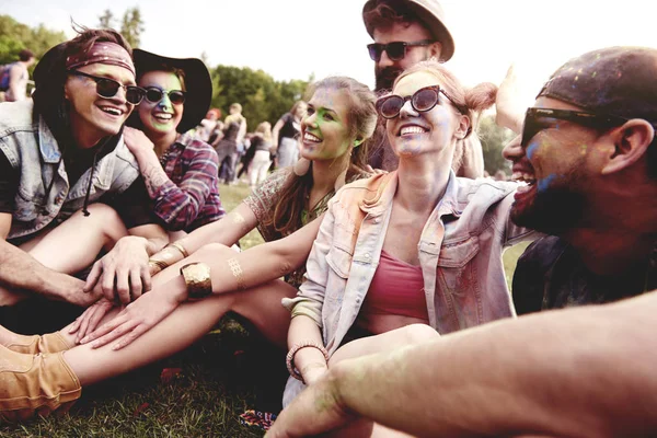 Arkadaşlarım yaz festivalinde rahatlatıcı 