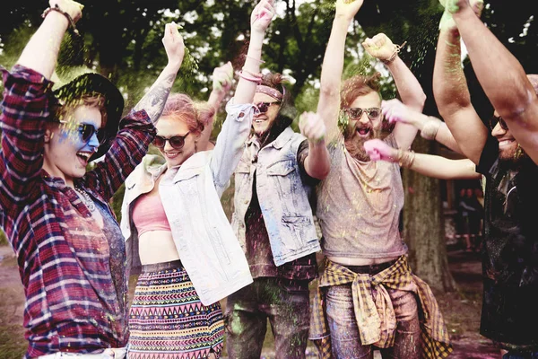 Holi renklerde dans insanlar 