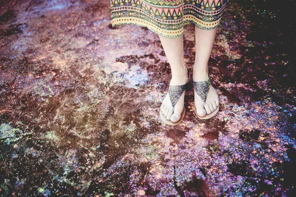 Pernas de mulher em cores holi — Fotografia de Stock