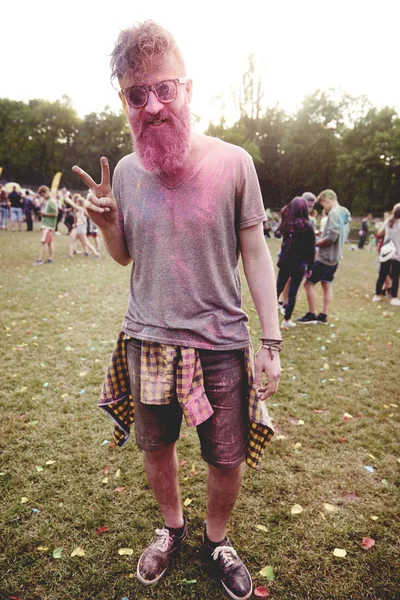 Retrato do homem durante o festival holi — Fotografia de Stock