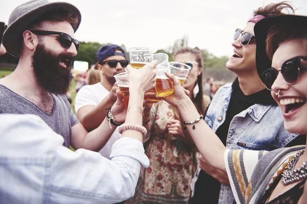 Amigos comienzan una fiesta al aire libre —  Fotos de Stock