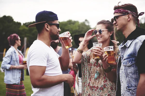 Festivalde bira içme arkadaş grubu — Stok fotoğraf