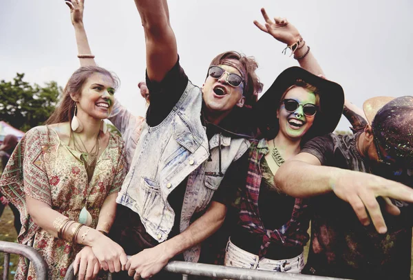 Sahne önünde dans arkadaş grubu