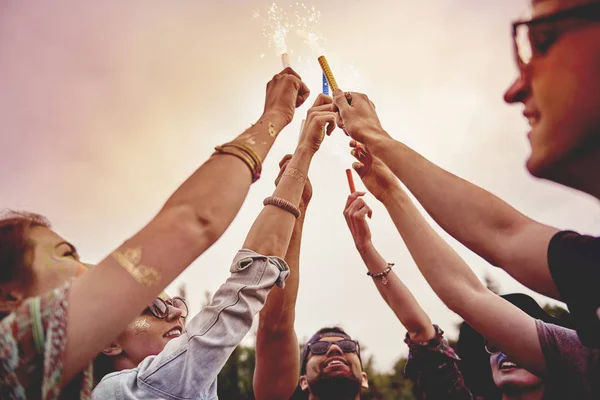 Grupo de amigos com fogos de artifício nas mãos — Fotografia de Stock