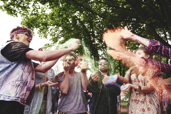 Holi renk atma insanlar 