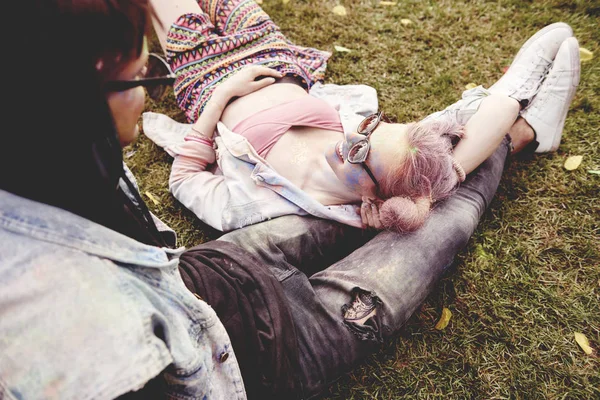 Couple relaxing on the grass before the concert — Stock Photo, Image