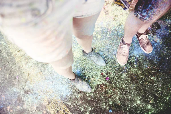 Close up de pernas humanas sujas das cores do festival — Fotografia de Stock