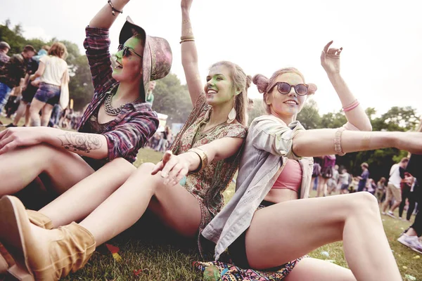 Dziewczyny najlepiej Festival w lecie — Zdjęcie stockowe