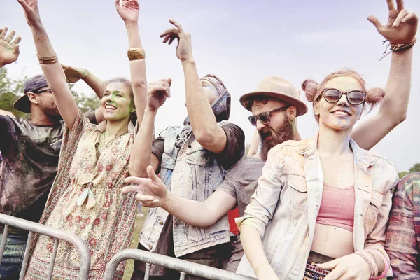 Arkadaşları festivalde dans 