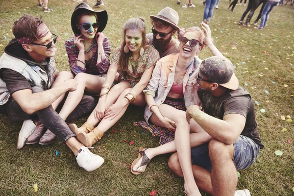 Konserden sonra dinlenme arkadaş grubu 