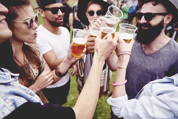 Festivalde bir bira içme arkadaş grubu — Stok fotoğraf