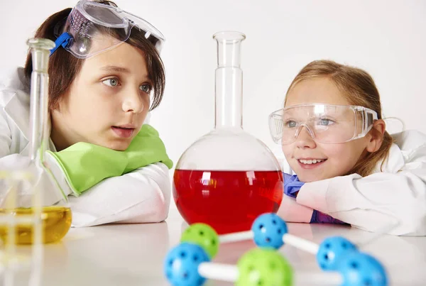 Two little scientists — Stock Photo, Image