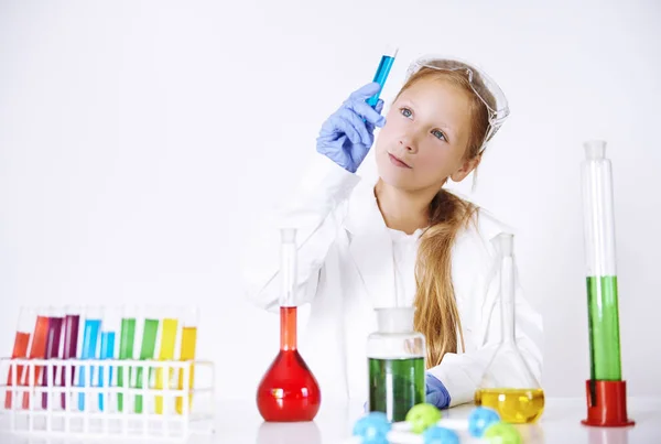 Mały chemik w jej laboratorium — Zdjęcie stockowe