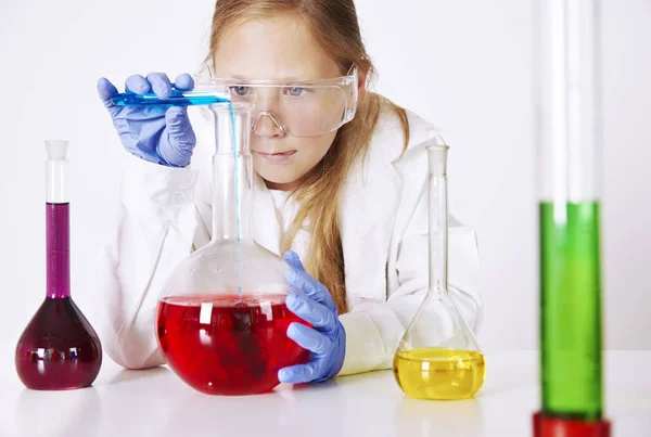 Meisje in laboratorium werken — Stockfoto