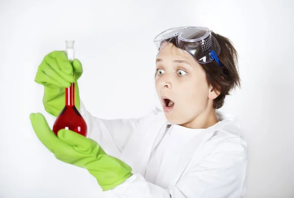 Niño con cristalería de laboratorio — Foto de Stock