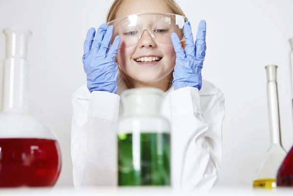 Jonge specialist voor chemie — Stockfoto