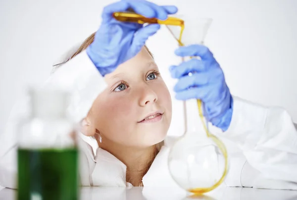 Klein meisje in het chemisch laboratorium — Stockfoto