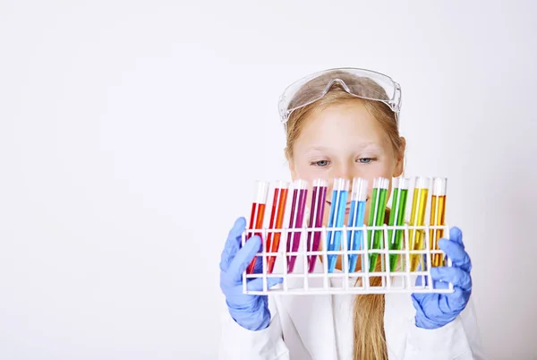 Niña sosteniendo cristalería de laboratorio — Foto de Stock