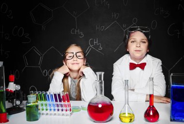 İki kimyagerler hakkında bir şey düşünüyor