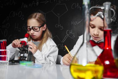 iki küçük kimyagerler 