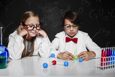 iki küçük bilim adamları 