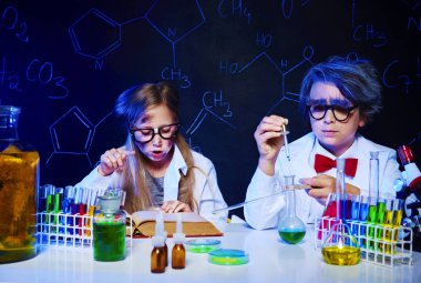 iki küçük bilim adamları 