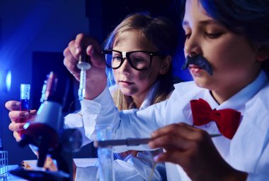 iki küçük kimyagerler 